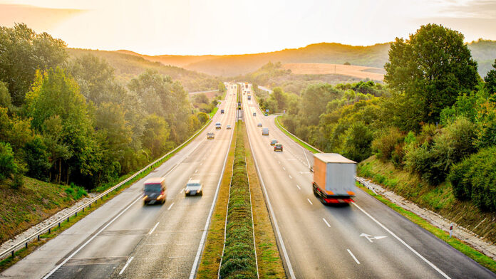 autostrada-tir-foto-depositphotos-13301301-l-rtpb